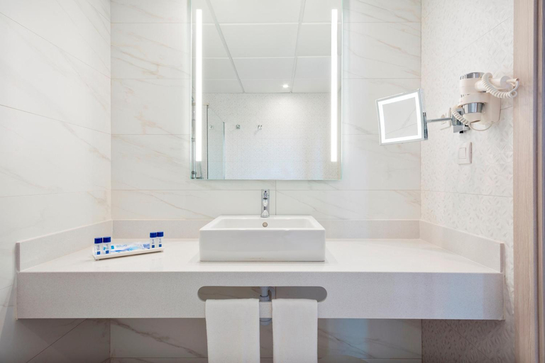 Bathroom 5, Hotel Best Negresco, Tarragona