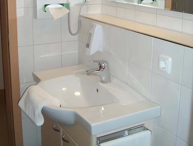 Bathroom 5, Hotel Zur Morschbach, Cochem-Zell
