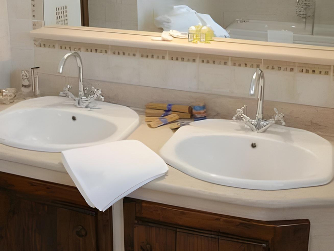 Bathroom 3, Albergo Diffuso Sotto le Cummerse, Bari