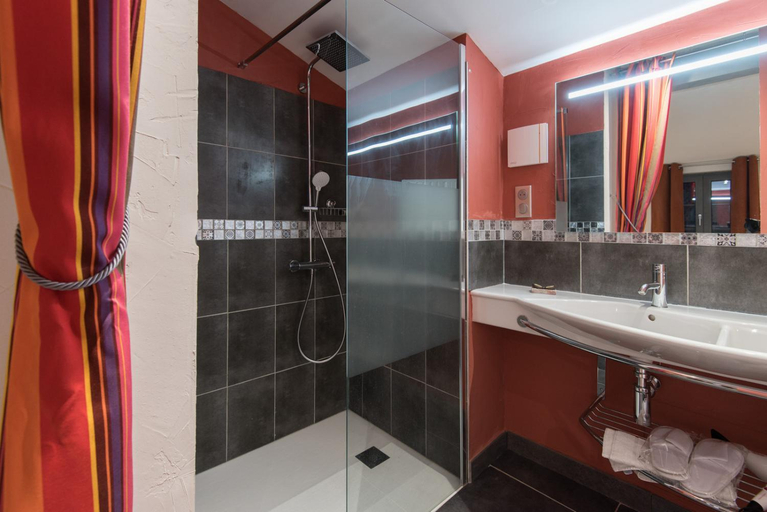 Bathroom 5, Mas des Colombes, Pyrénées-Orientales