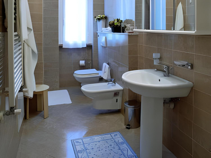 Bathroom 3, Residenza Adelaide, Savona