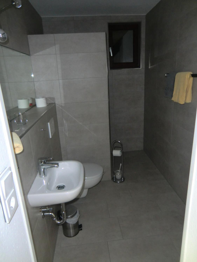 Bathroom 2, Hotel Die Clus, Northeim
