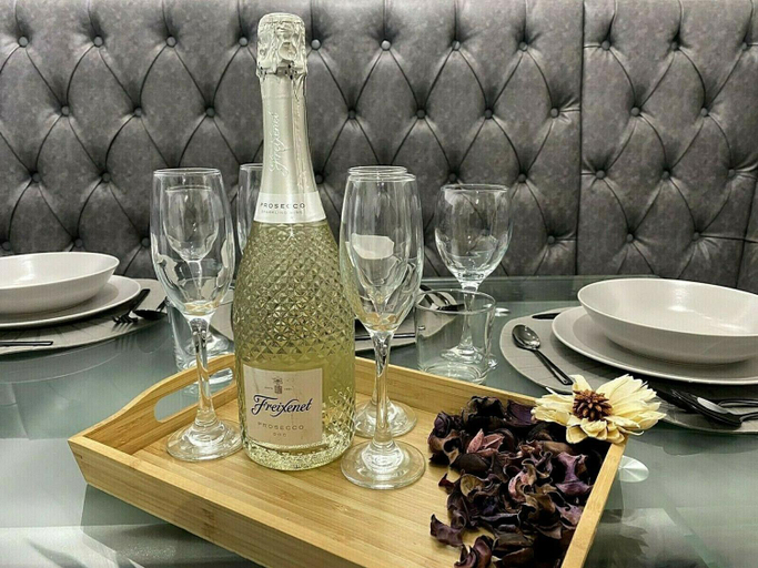 Food & Drinks 5, Igloo Magnolia Luxe Townhouse Stay I Free Parking, Leeds