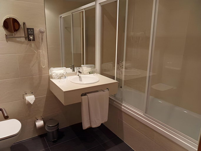Bathroom 4, Hotel Horitzo by Pierre & Vacances, Girona