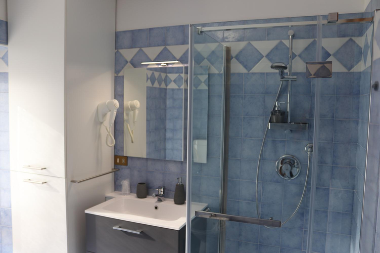 Bathroom 2, A DUE PASSI affittacamere - Ovaro, Udine