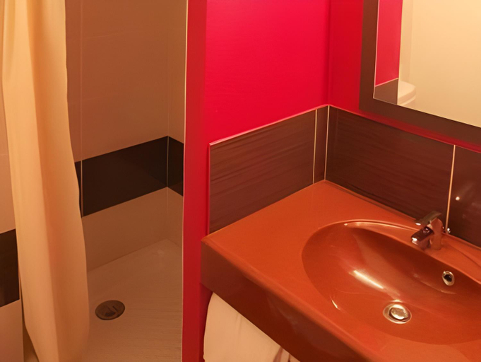 Bathroom 4, B&B HOTEL PAU Zénith, Pyrénées-Atlantiques