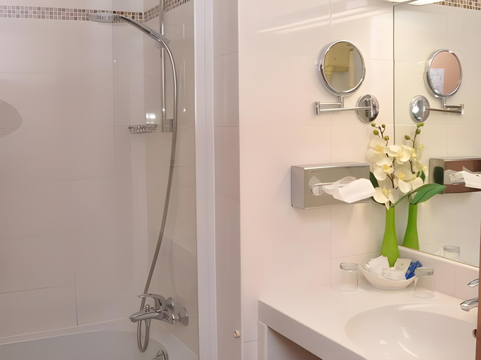 Bathroom 3, Promotel Hotel, Alpes-Maritimes