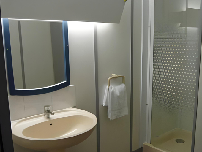 Bathroom 4, Hotel Marjolaine, Charente