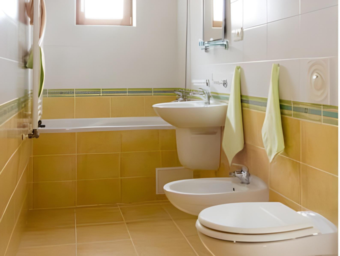 Bathroom 2, Letuchiy Gollandets, Uzhhorods'ka