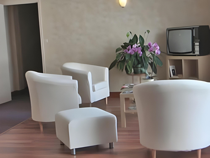 Public Area 2, Contact Hotel du Cerf, Mayenne