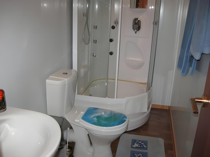 Bathroom 1, Piramida Hotel, Samara