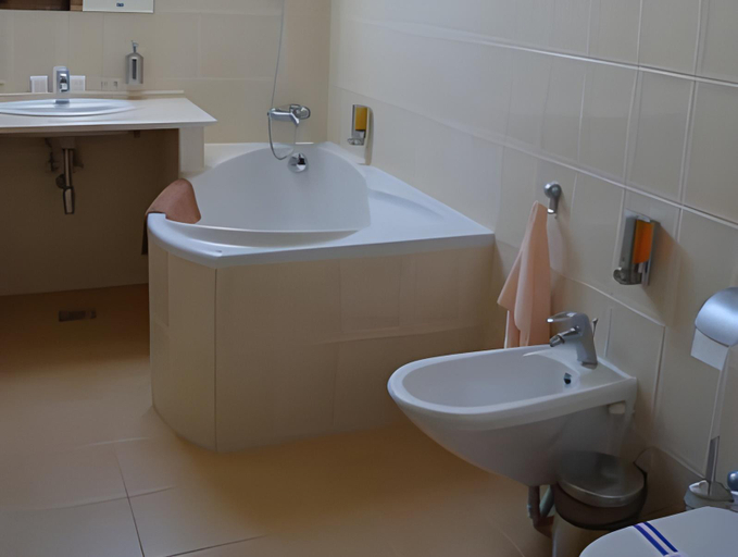 Bathroom 3, Hotel Complex Bahus, Uzhhorods'kyi