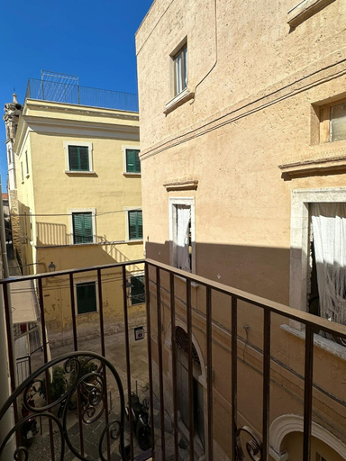 Others 4, Home J&J, Bari
