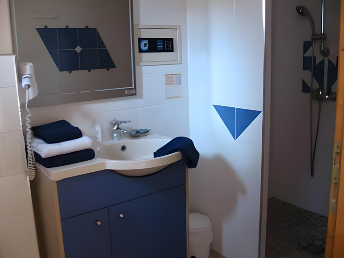 Bathroom 2, Hotel La Garenne, Ardèche