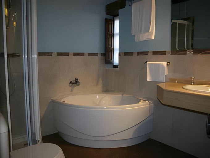 Bathroom 4, La Casona de Revolgo, Cantabria
