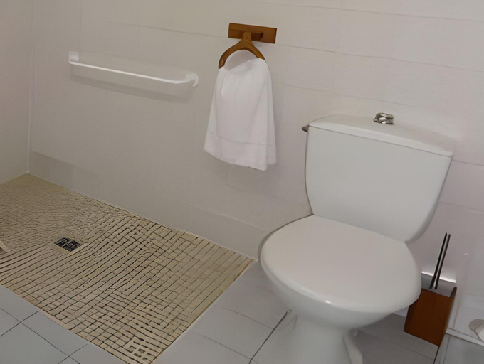 Bathroom 5, Hotel Marjolaine, Charente
