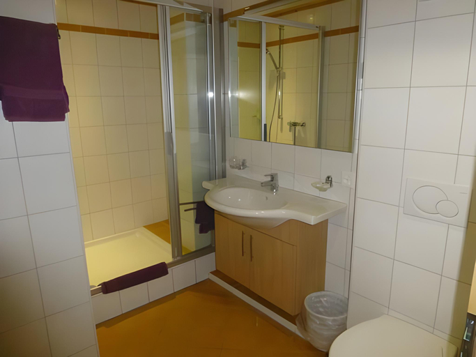 Bathroom 4, La Prairie, Sierre