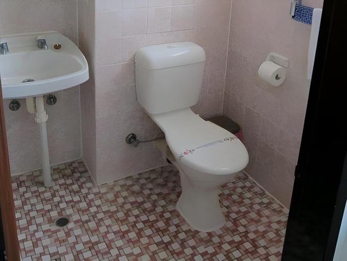 Bathroom, Paravista Motel, Parap