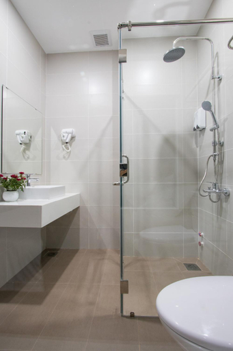 Bathroom 3, Piano Hotel, District 1