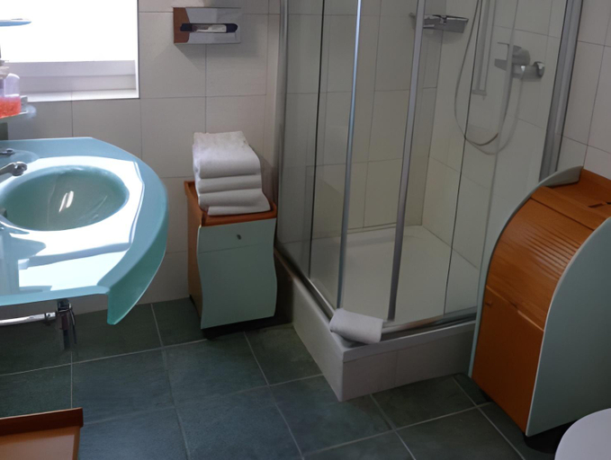 Bathroom 5, ADLER Boutique Hotel, Lac