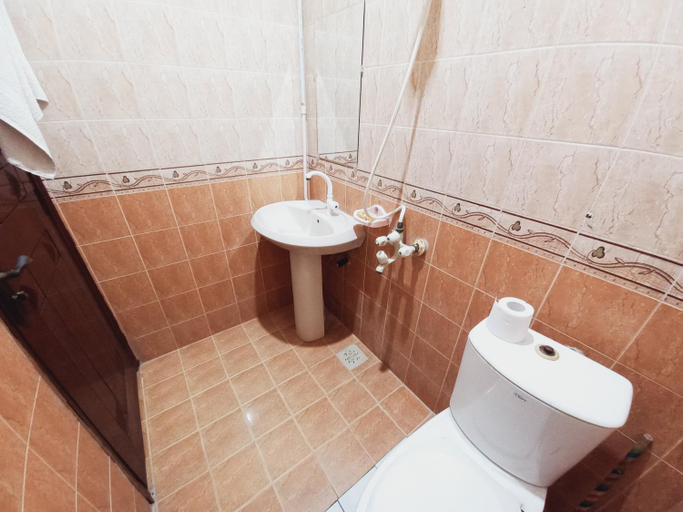 Bathroom 3, Cosy Inn Guest House, Karachi