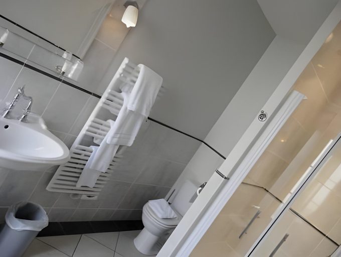Bathroom 4, Hostellerie du Coq d'Or, Charente-Maritime