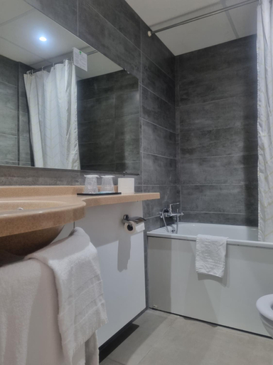 Bathroom 2, Hotel Eiffel Kensington, Paris