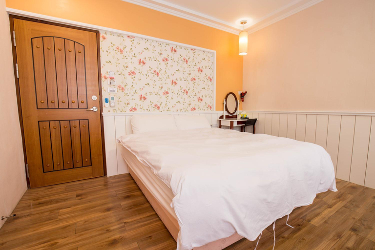 Bedroom 2, N. castle Hotel, Yilan