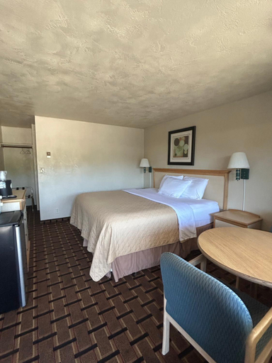 Bedroom 2, Economy Inn, Douglas