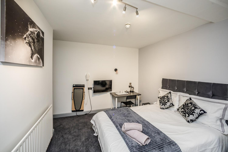 Bedroom 2, Huddersfield Central Lodge, Kirklees