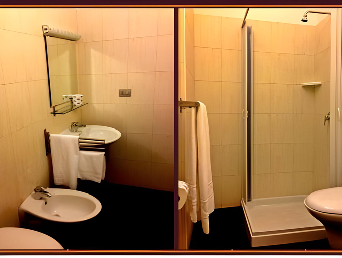Bathroom 5, Hotel Gabbiano, Bari