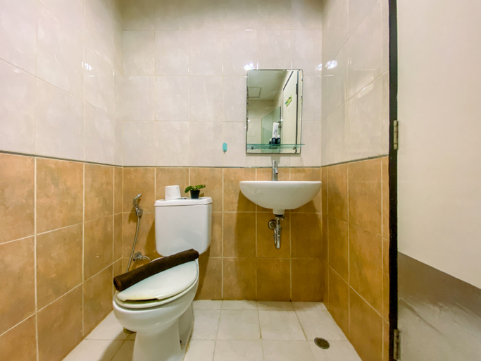 Bathroom 5, Strategic and Homey Studio at Tamansari Sudirman Apartment By Travelio, Jakarta Selatan