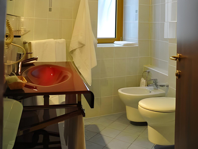 Bathroom 2, Hotel Argegno, Como