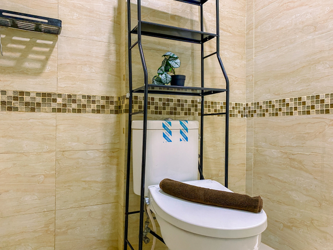 Bathroom 5, Best and Comfy Studio Apartment B Residence By Travelio, South Tangerang