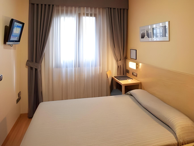 Bedroom 2, Hotel Marques, Blue Hoteles, Asturias
