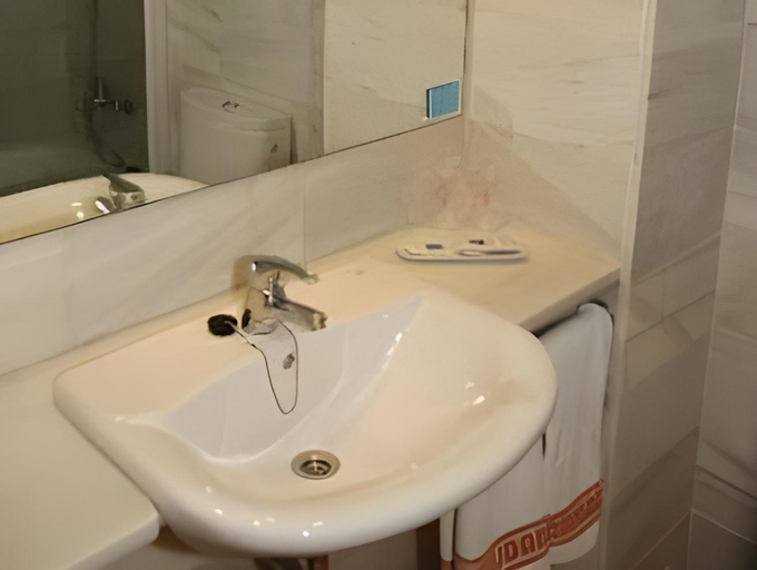 Bathroom 4, Sagitario Hostal Ciutadella, Baleares