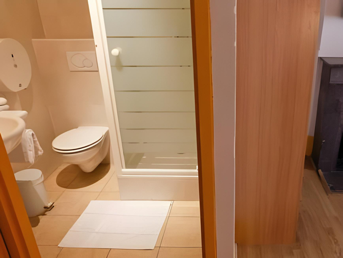 Bathroom 2, Hotel Saint Vincent, Rhône