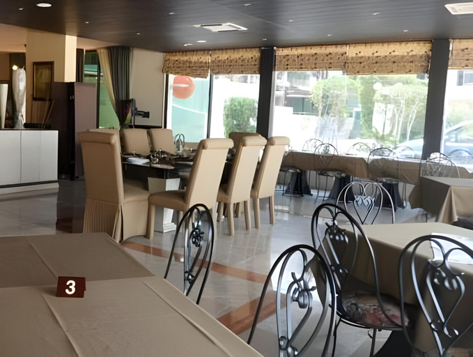 Food & Drinks 5, Holiday Suites Hotel & Beach Resort, Kasrouane