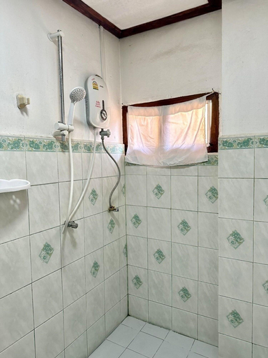 Bathroom 4, Hoxieng Guesthouse 2, Luang Prabang