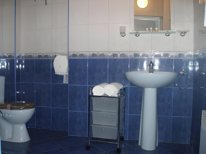 Bathroom 4, Scottys Boutique Hotel, Stolichna