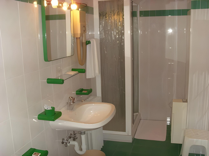 Bathroom 2, Royal, Biella