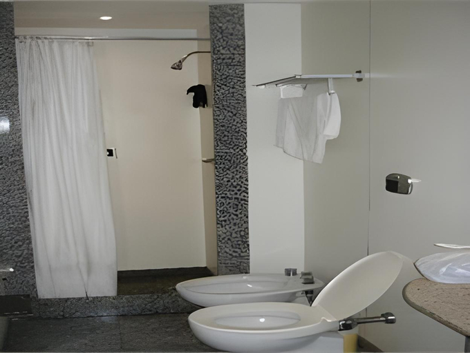 Bathroom 5, Copacabana Mar Hotel, Rio de Janeiro