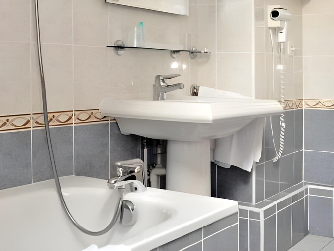 Bathroom 5, Best Western Hotel du Chateau Maisons Laffitte, Yvelines