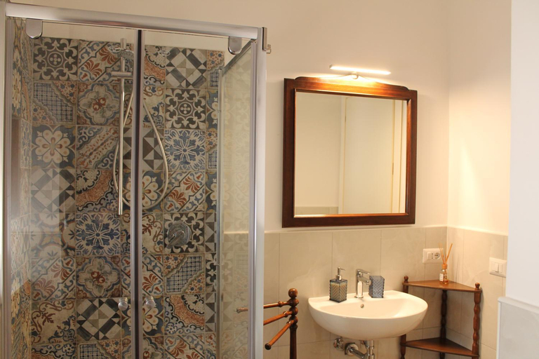 Others 5, Casa Hari, Salerno