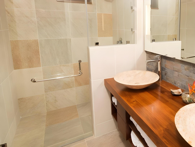 Bathroom 5, Indura Beach & Golf Resort. Curio Collection by Hilton, Tela