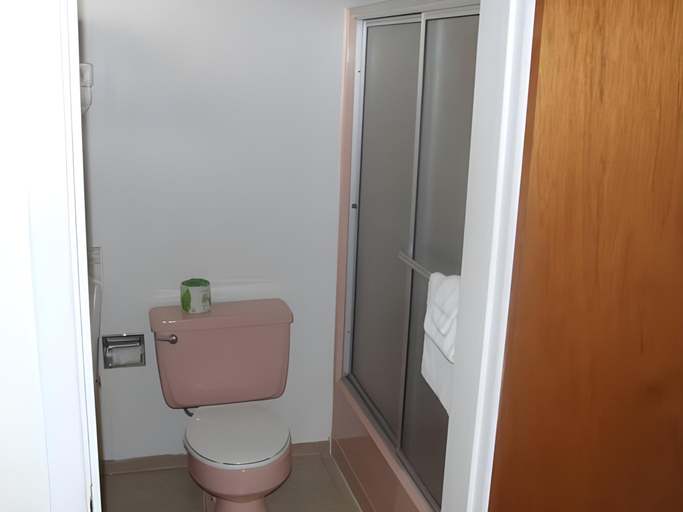 Bathroom 5, Mountain View Inn, Siskiyou