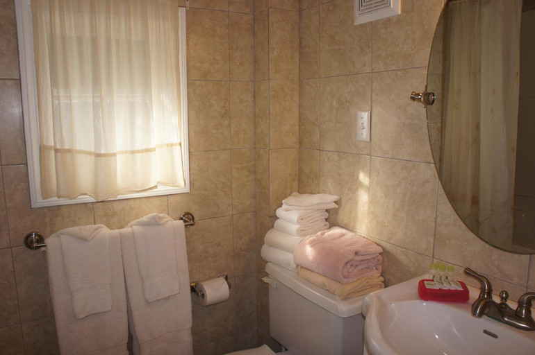 Bathroom 1, Fairmont Mountain Bungalows, East Kootenay