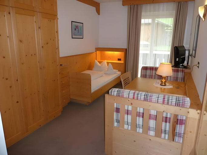 Bedroom 3, Hotel Alpenroyal, Bolzano