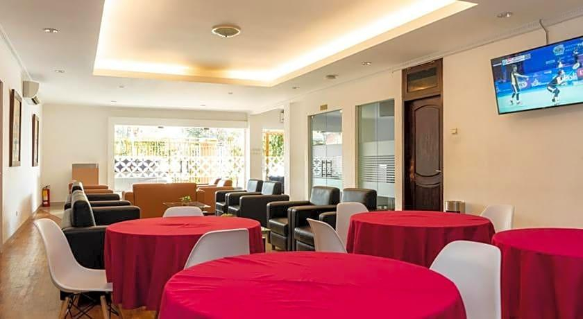 Food & Drinks 4, Formerly RedDoorz Syariah JavaSupermallSemarang 2, Semarang