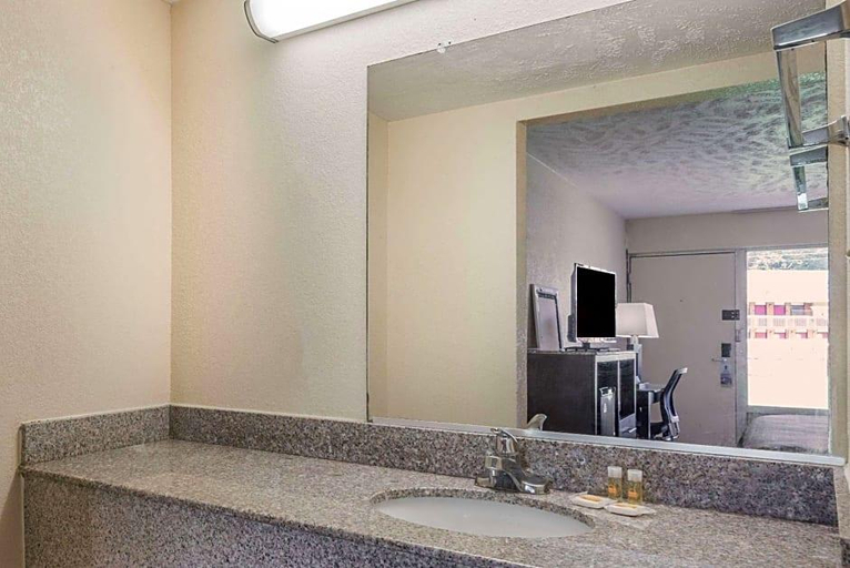 Bathroom 4, Ramada By Wyndham Lumberton, Robeson